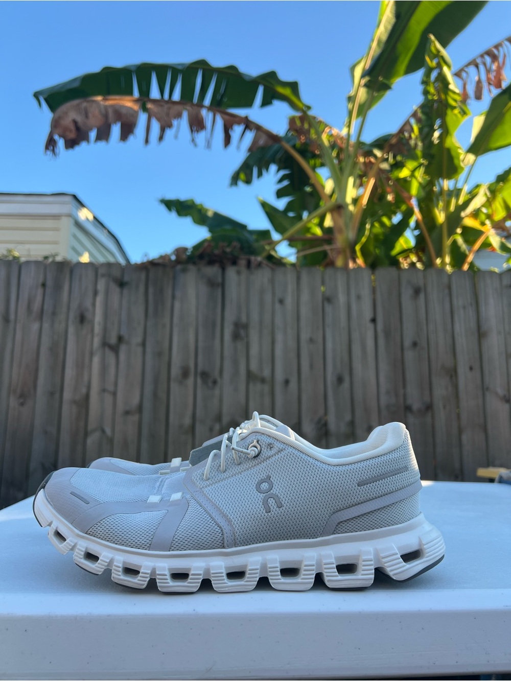 Men’s On Running light gray Athletic Running Shoes size 8.5